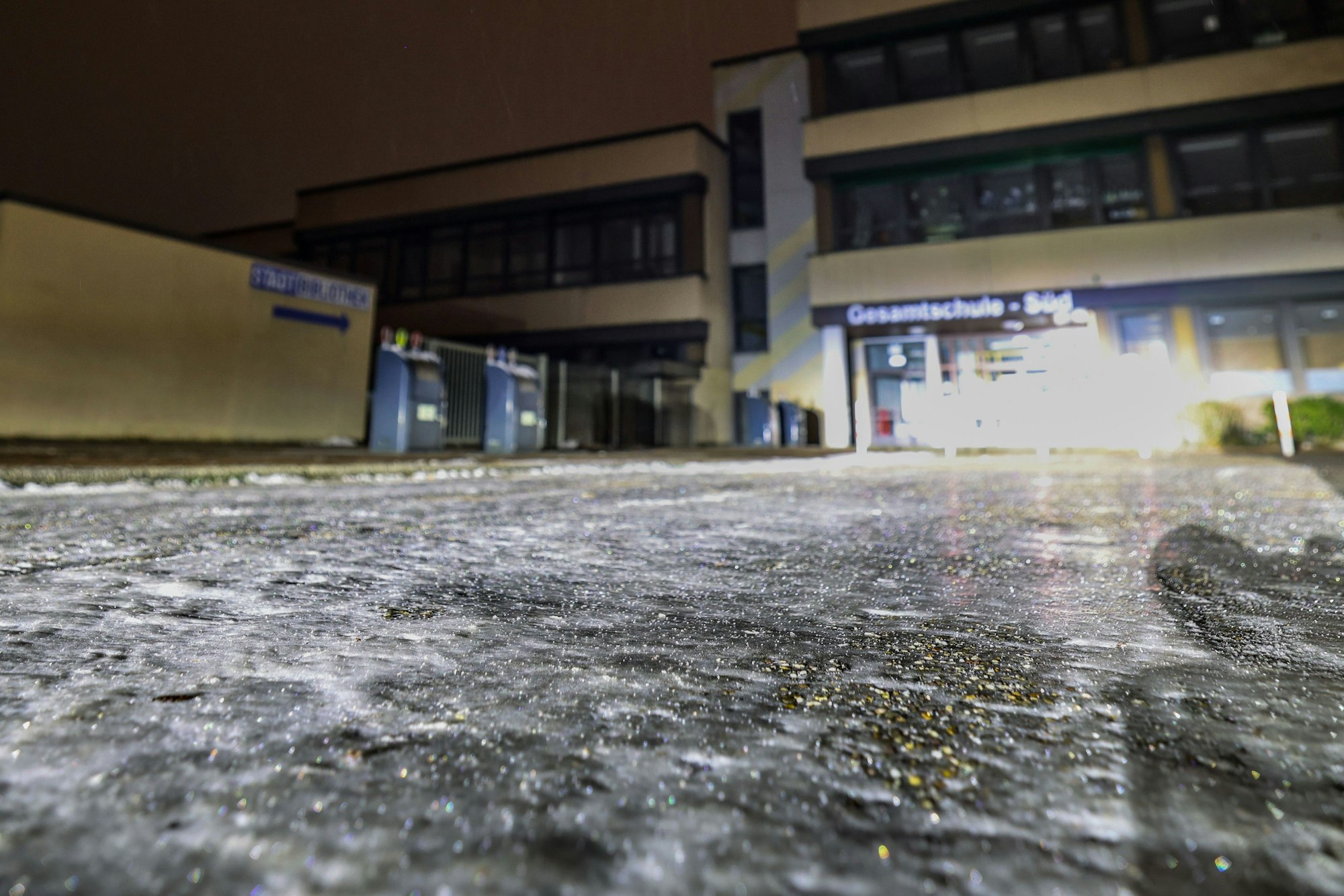 Eis in Duisburg (Archivbild): Es besteht erneut Glatteisgefahr.