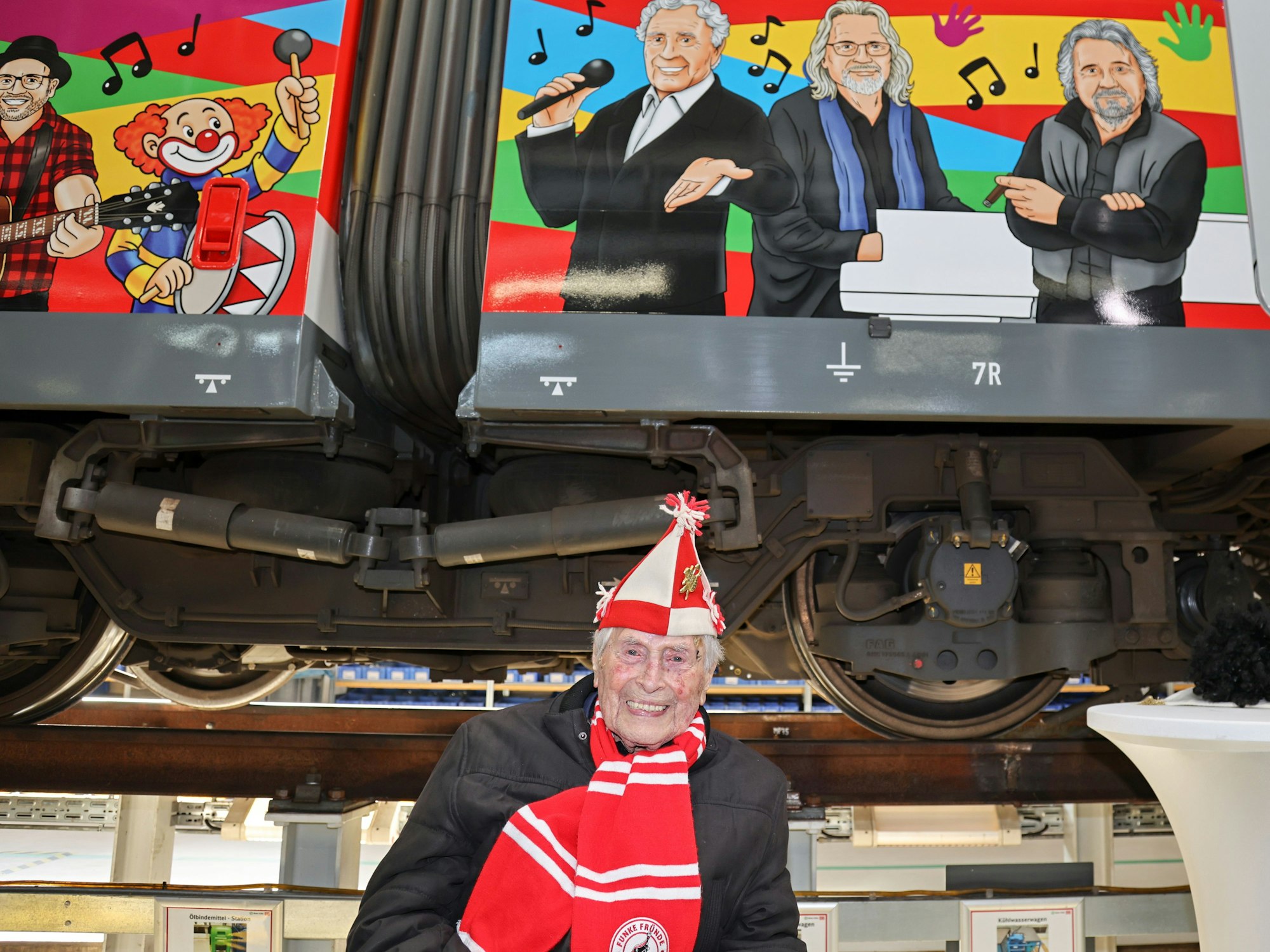 Ludwig Sebus vor der jecken S-Bahn.