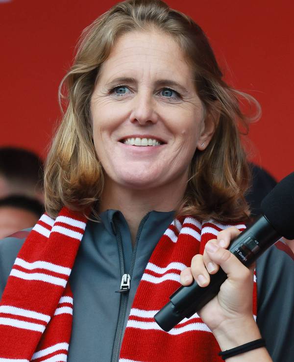 Britta Carlson bei einem Interview bei der Saisoneröffnung.