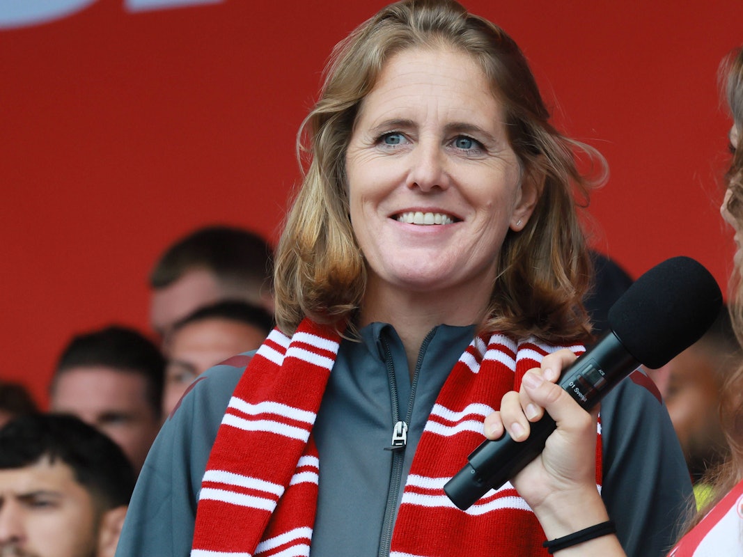 Britta Carlson bei einem Interview bei der Saisoneröffnung.