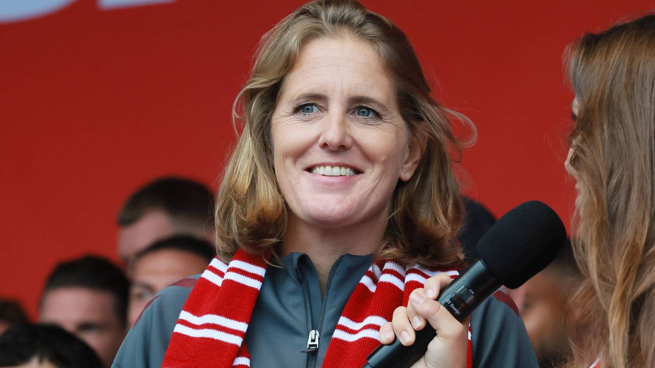 Britta Carlson bei einem Interview bei der Saisoneröffnung.