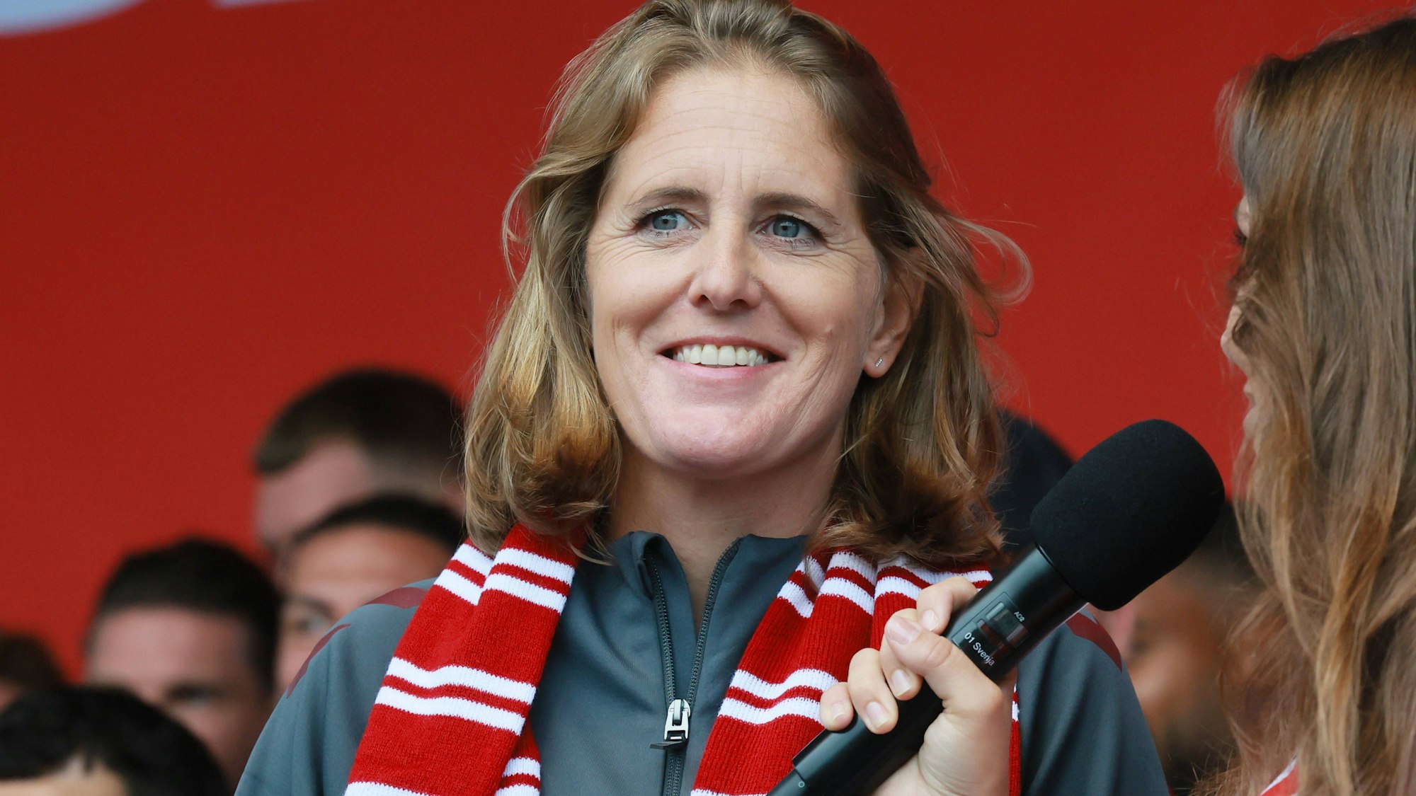 Britta Carlson bei einem Interview bei der Saisoneröffnung.