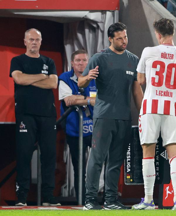 Marius Bülter und Ragnar Ache klatschen beim Wechsel ab.