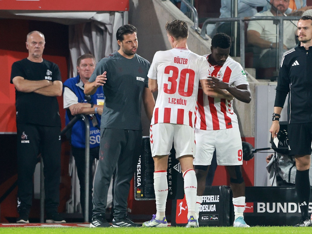 Marius Bülter und Ragnar Ache klatschen beim Wechsel ab.