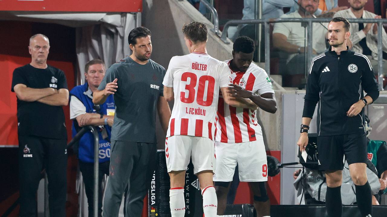 Marius Bülter und Ragnar Ache klatschen beim Wechsel ab.