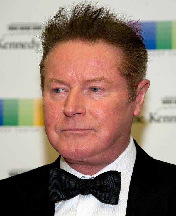 Porträt von Don Henley in Anzug und Fliege