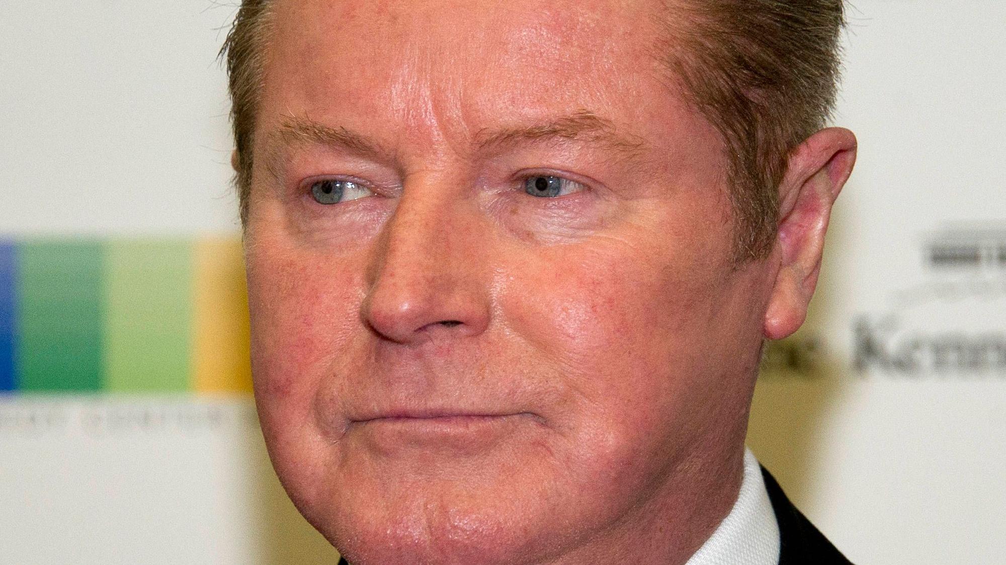 Porträt von Don Henley in Anzug und Fliege