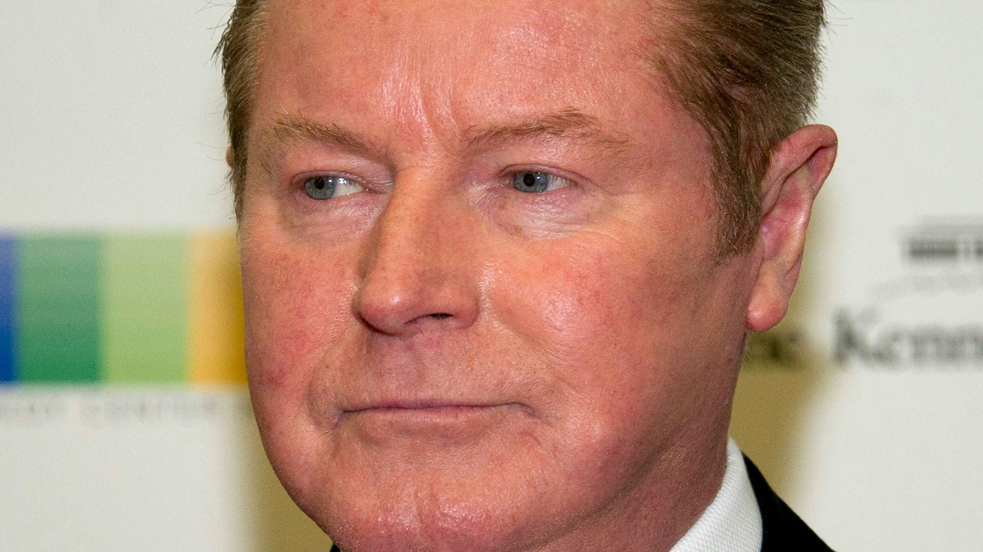 Porträt von Don Henley in Anzug und Fliege