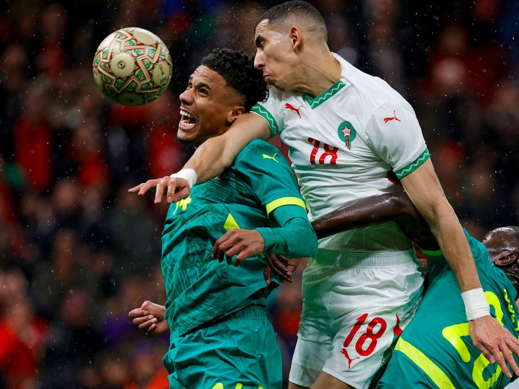 Ismail Jakobs im Zweikampf mit Jawad El Yamiq.