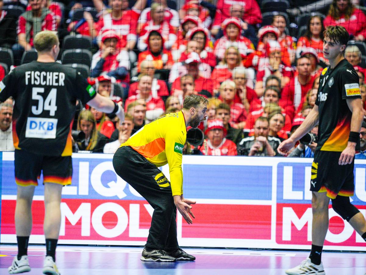 Andi Wolff gestikuliert sauer und schimpft mit Juri Knorr (nicht im Bild).