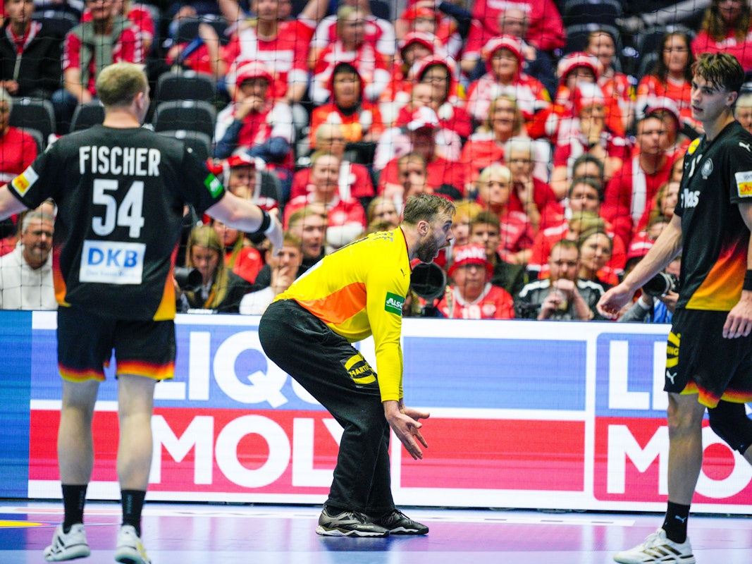 Andi Wolff gestikuliert sauer und schimpft mit Juri Knorr (nicht im Bild).