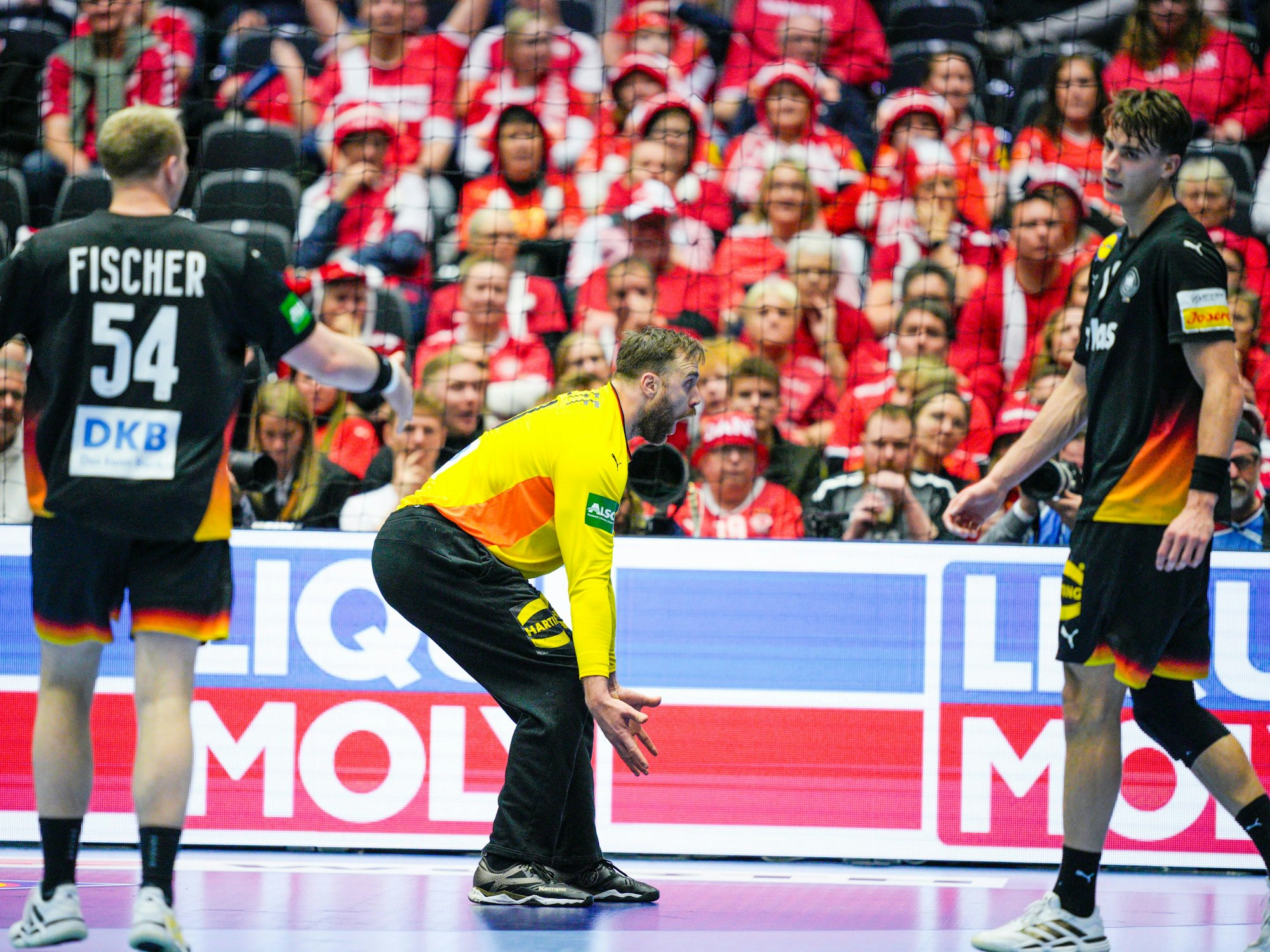 Andi Wolff gestikuliert sauer und schimpft mit Juri Knorr (nicht im Bild).