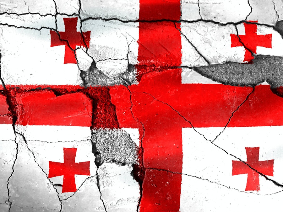 Georgische Flagge auf rissiger Wand