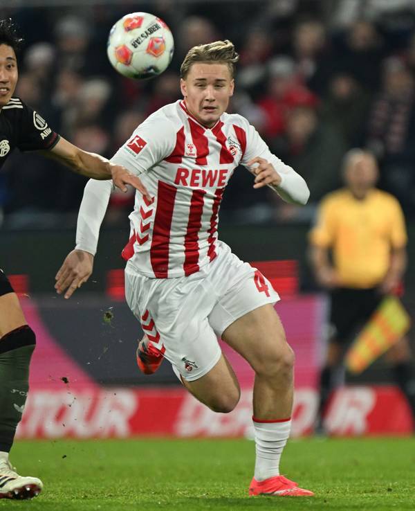 Hiroki Ito (Bayern München) gegen Youngster Fynn Schenten (1. FC Köln) am 14. Januar 2026.