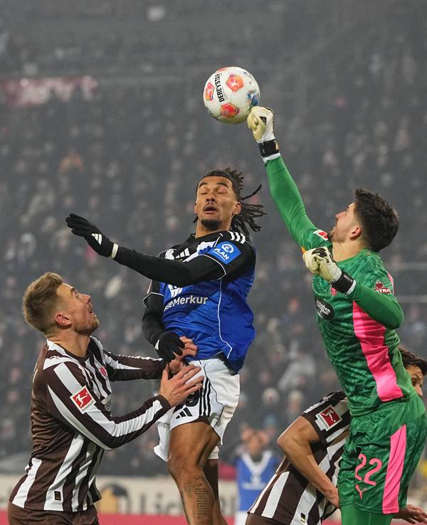 Damion Downs vom Hamburger SV steigt hoch für einen Kopfball.