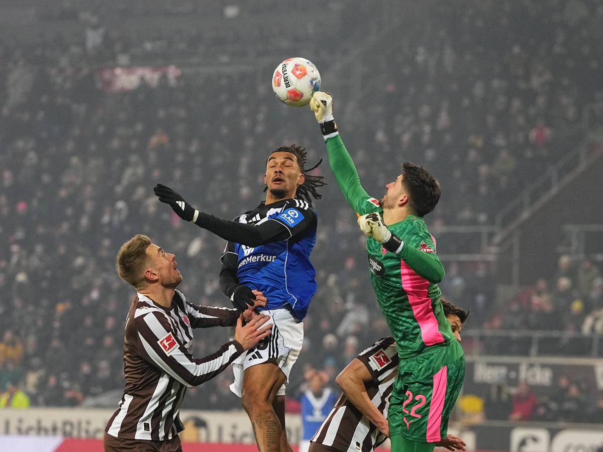 Damion Downs vom Hamburger SV steigt hoch für einen Kopfball.