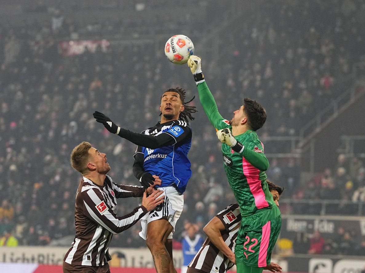 Damion Downs vom Hamburger SV steigt hoch für einen Kopfball.