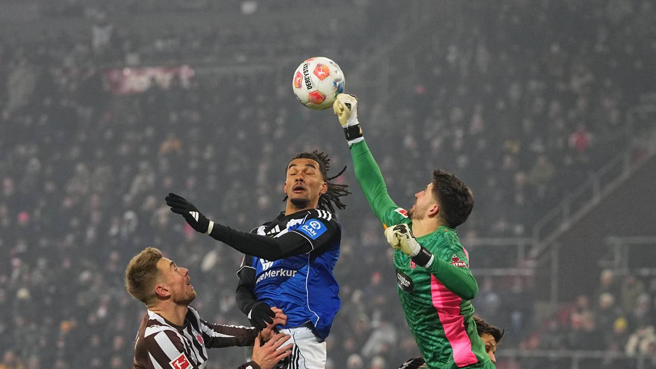 Damion Downs vom Hamburger SV steigt hoch für einen Kopfball.