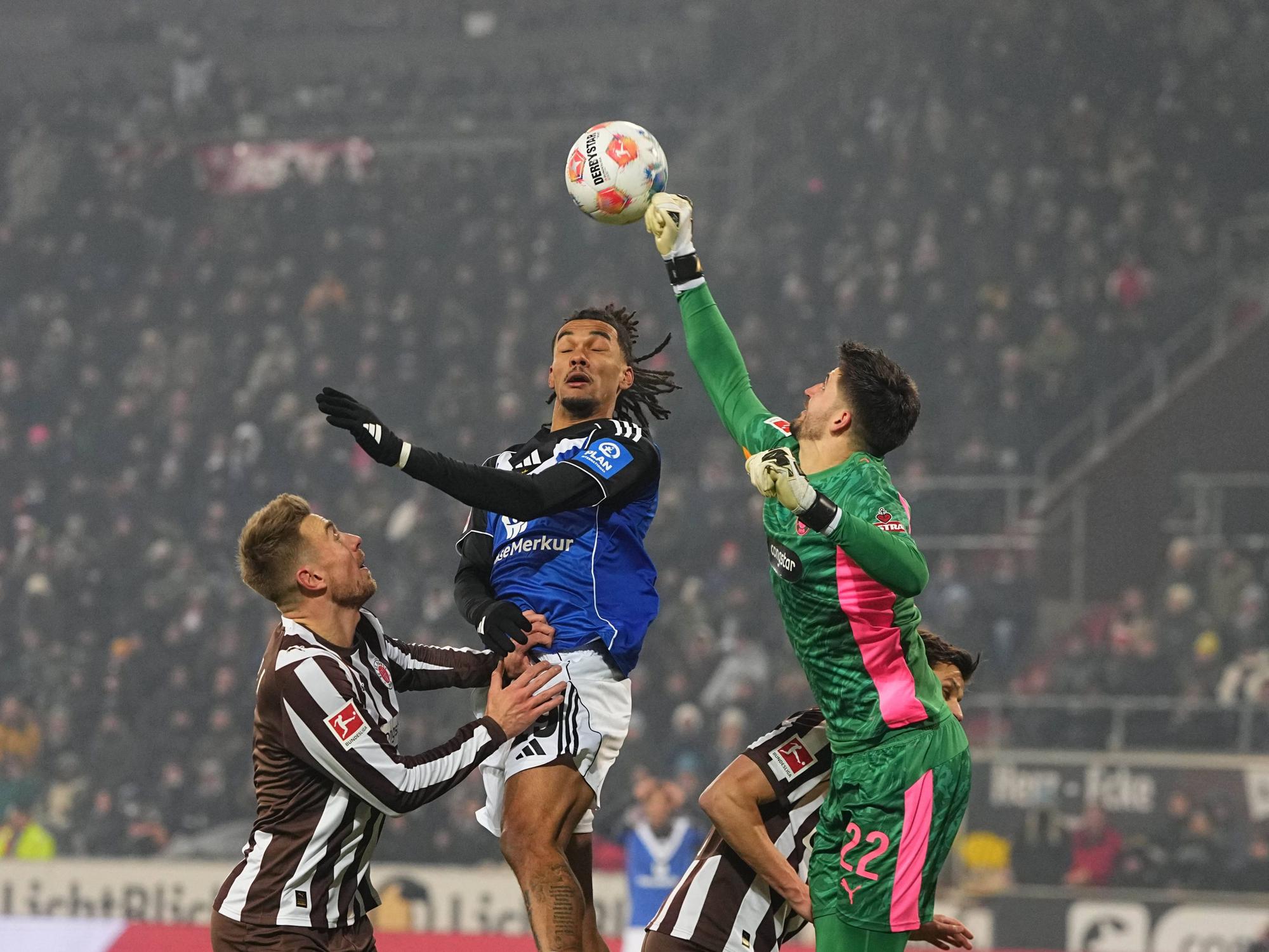 Damion Downs vom Hamburger SV steigt hoch für einen Kopfball.
