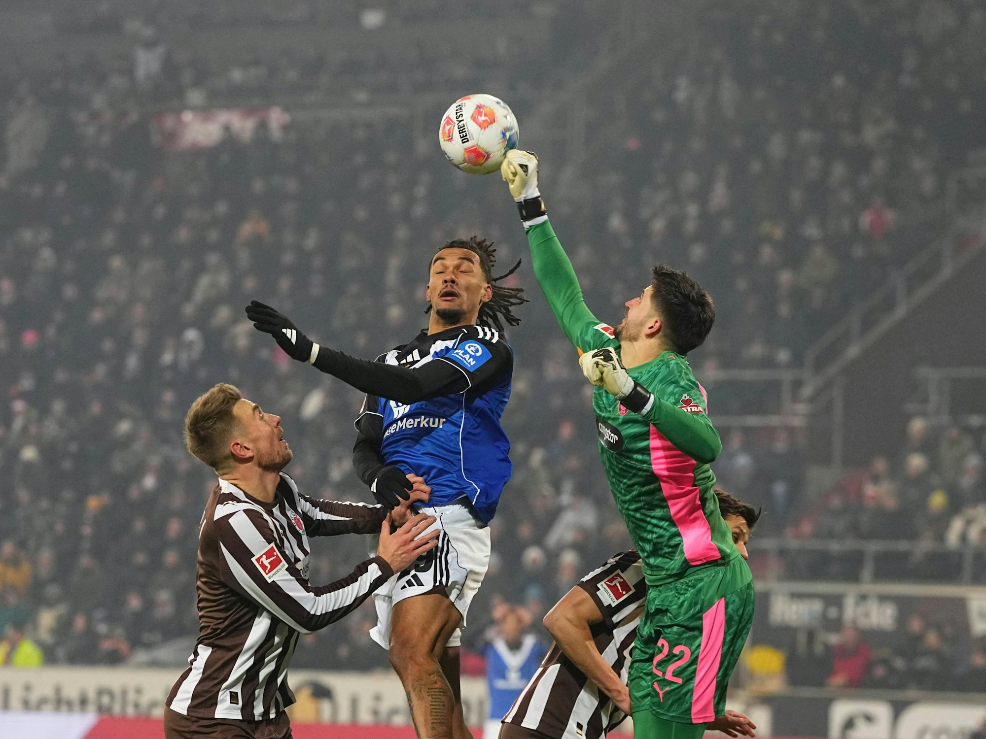 Damion Downs vom Hamburger SV steigt hoch für einen Kopfball.