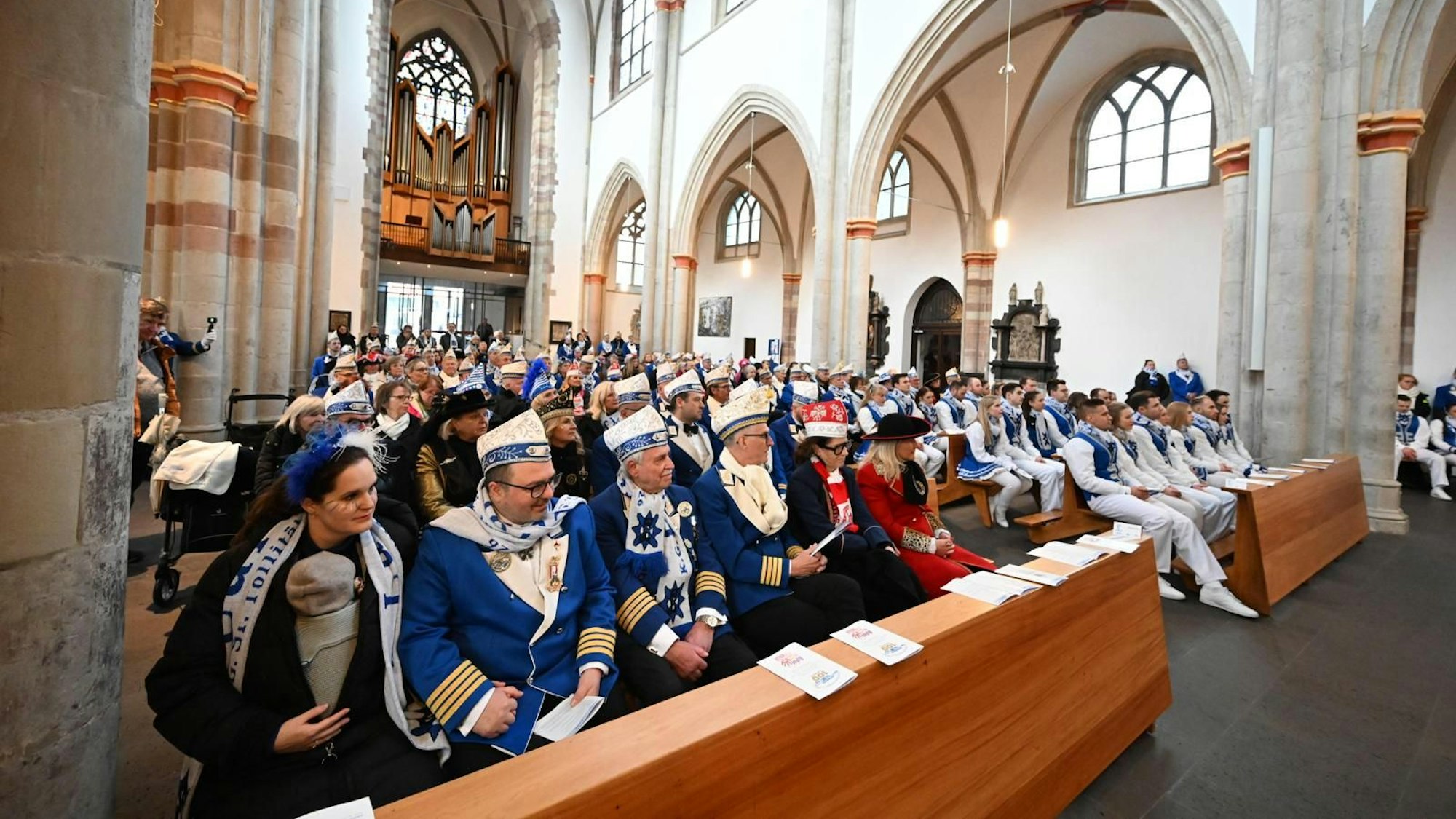 Die Luftflotte sitzt in der Kirche St. Severin.