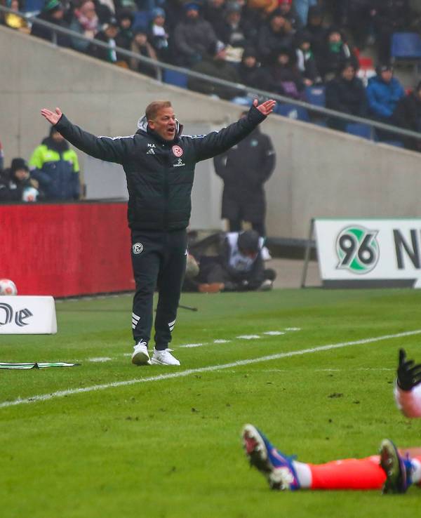 Markus Anfang gestikuliert am Spielfeldrand.