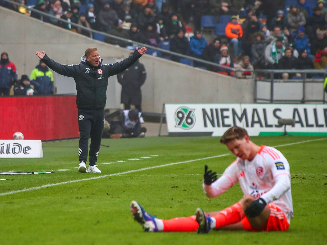 Markus Anfang gestikuliert am Spielfeldrand.