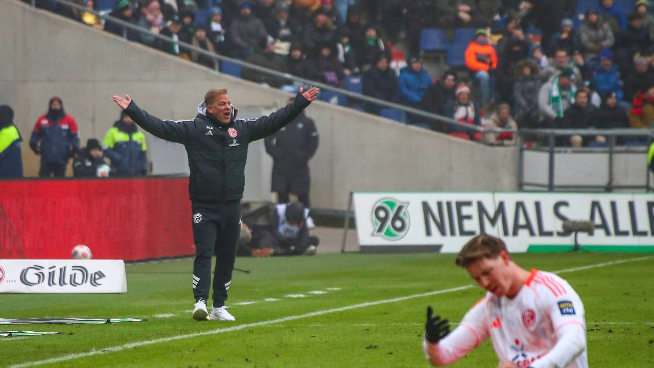 Markus Anfang gestikuliert am Spielfeldrand.