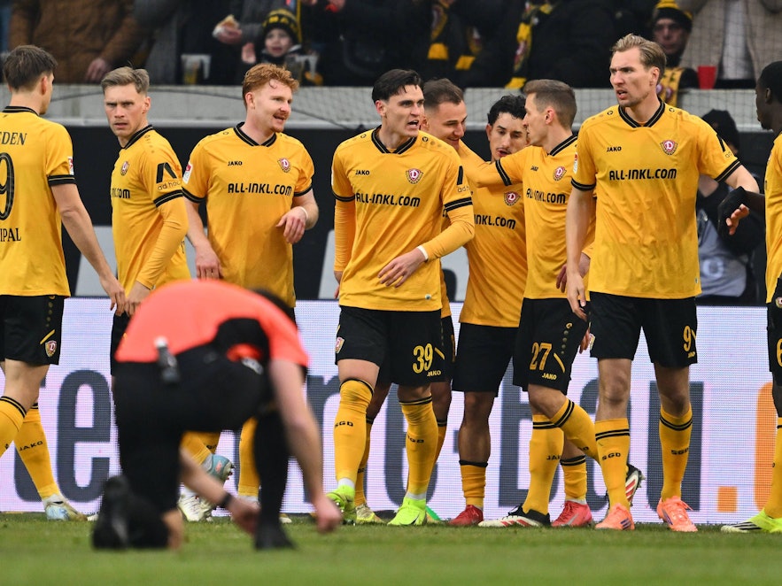 Spieler von Dynamo Dresden jubeln über ein Tor.