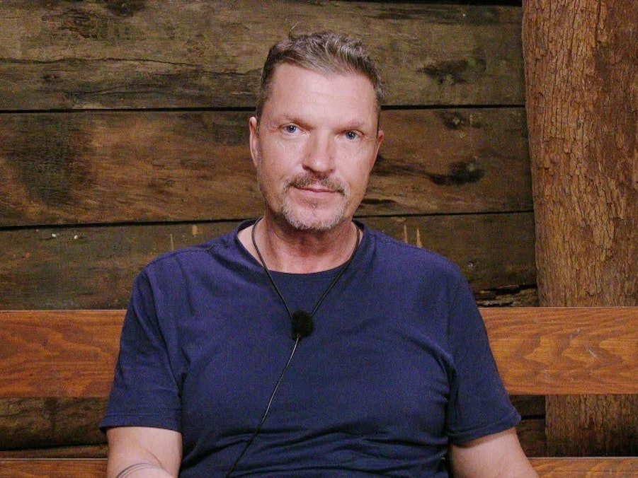 Hardy Krüger spricht im Dschungelcamp ganz offen über seine damalige Alkoholsucht. (Bild: RTL)