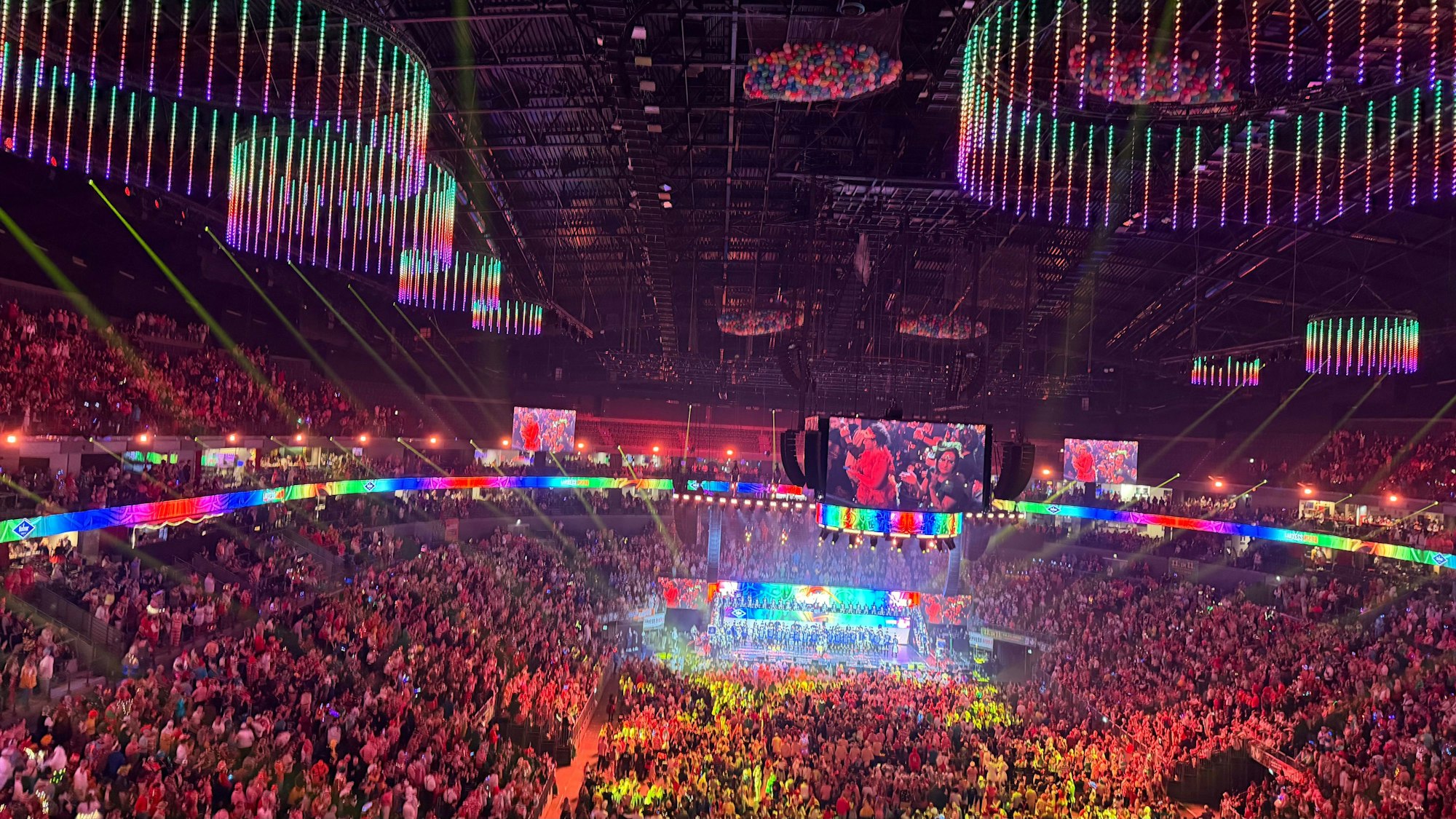 Neue Lichtinstallationen in der Lanxess-Arena.