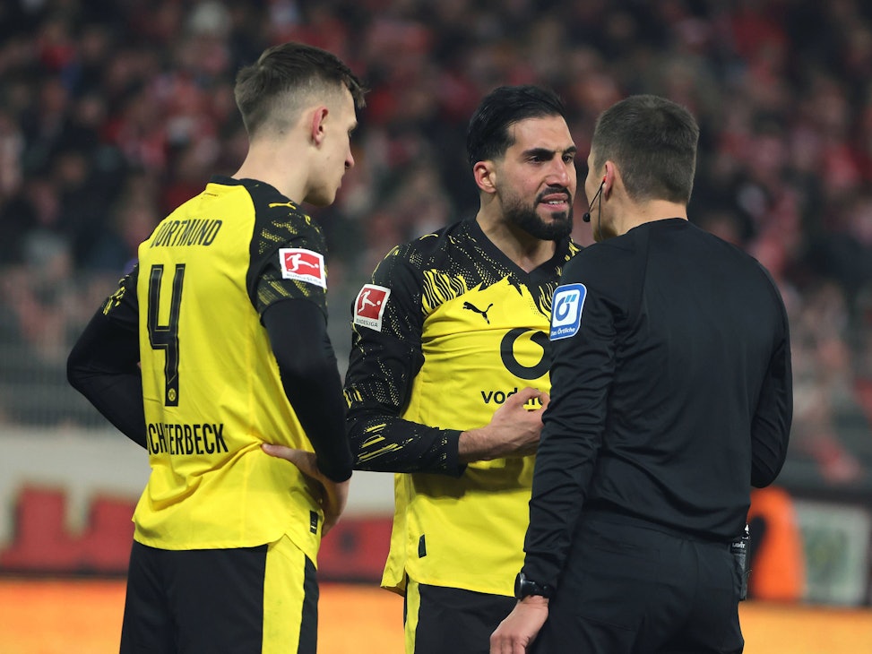 Schiedsrichter Robert Hartmann redet mit Nico Schlotterbeck und Emre Can.