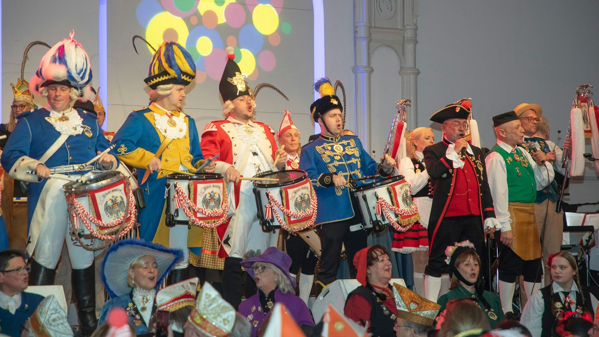 Die Fidele Kölsche stehen auf der Bühne.