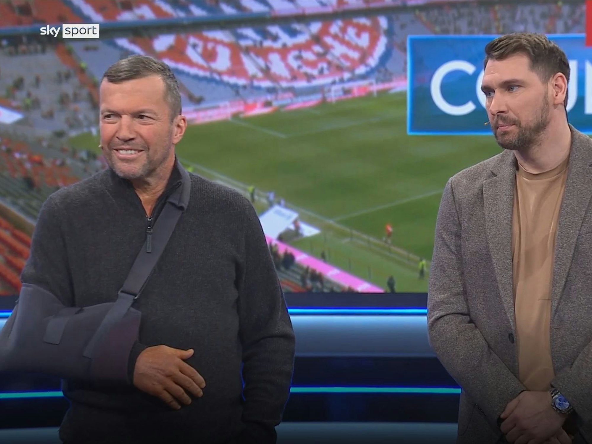 Lothar Matthäus steht im Sky-Studio neben Patrick Helmes.