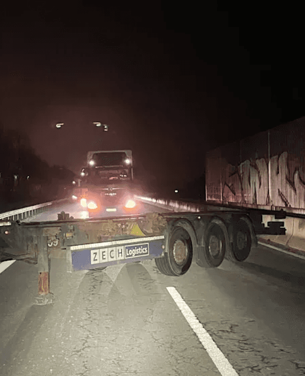 Unbekannte stellen einen Sattelauflieger quer über eine Autobahn.