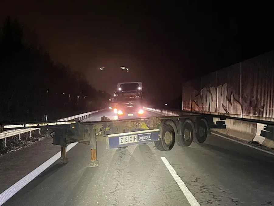 Unbekannte stellen einen Sattelauflieger quer über eine Autobahn.