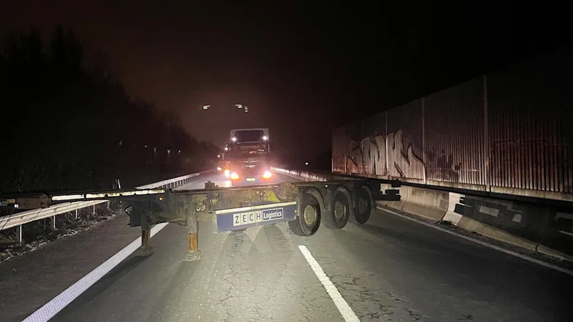 Unbekannte stellen einen Sattelauflieger quer über eine Autobahn.
