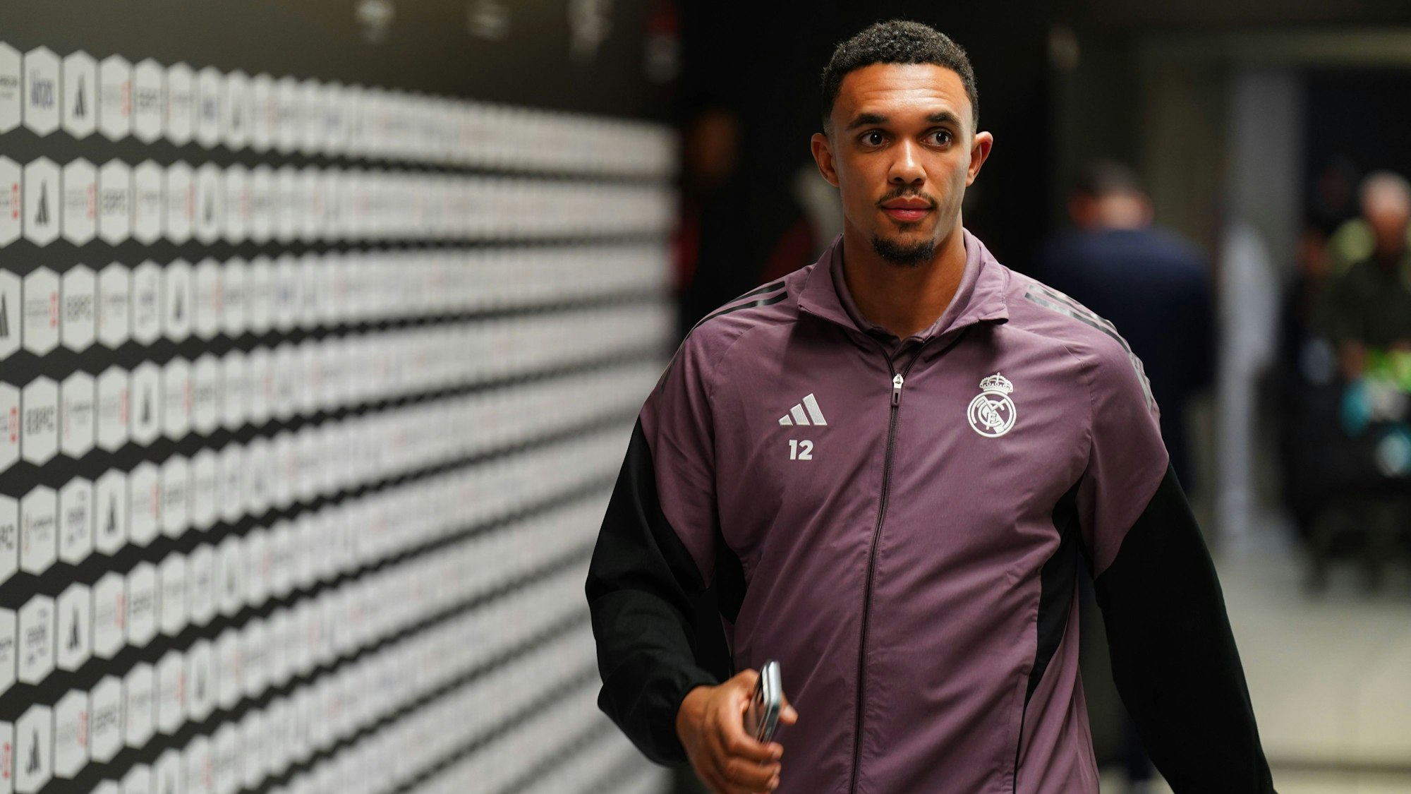 Trent Alexander-Arnold in Sportkleidung, im Gehen