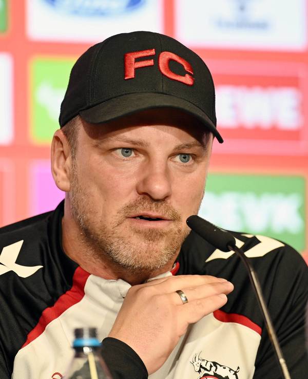 Trainer Lukas Kwasniok spricht in ein Mikrofon.