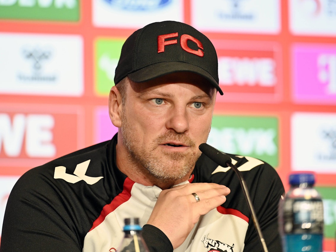 Trainer Lukas Kwasniok spricht in ein Mikrofon.