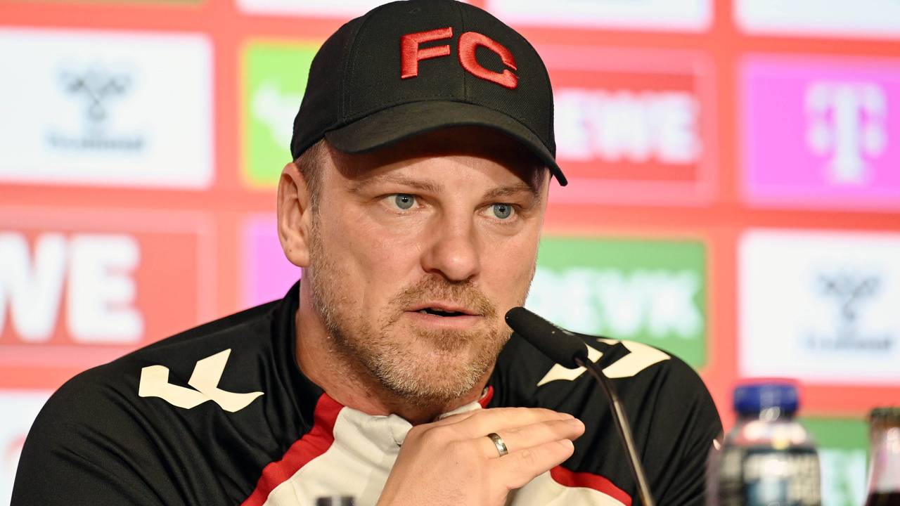 Trainer Lukas Kwasniok spricht in ein Mikrofon.