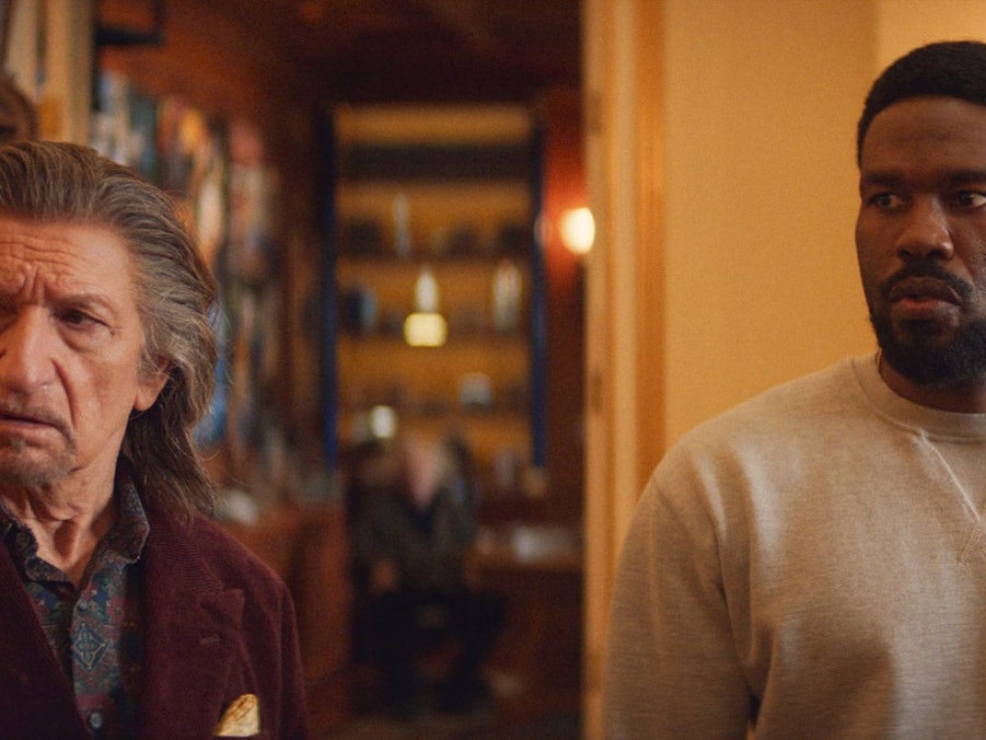 Da haben sich zwei gefunden: Simon Williams (Yahya Abdul-Mateen II, rechts) und Trevor Slattery (Ben Kingsley) wollen eine Rolle im Kinofilm „Wonder Man“ ergattern. (Bild: MARVEL/Disney+)