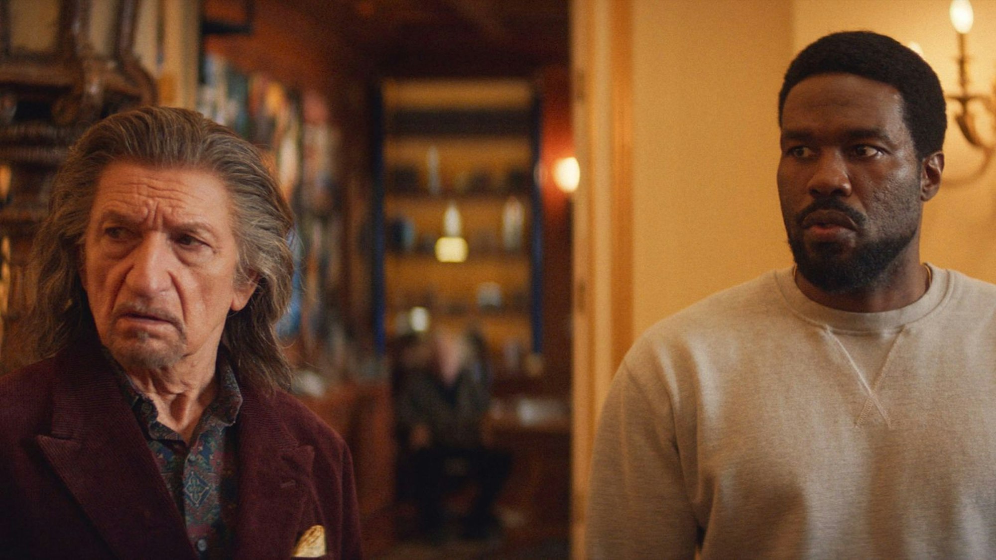 Da haben sich zwei gefunden: Simon Williams (Yahya Abdul-Mateen II, rechts) und Trevor Slattery (Ben Kingsley) wollen eine Rolle im Kinofilm „Wonder Man“ ergattern. (Bild: MARVEL/Disney+)