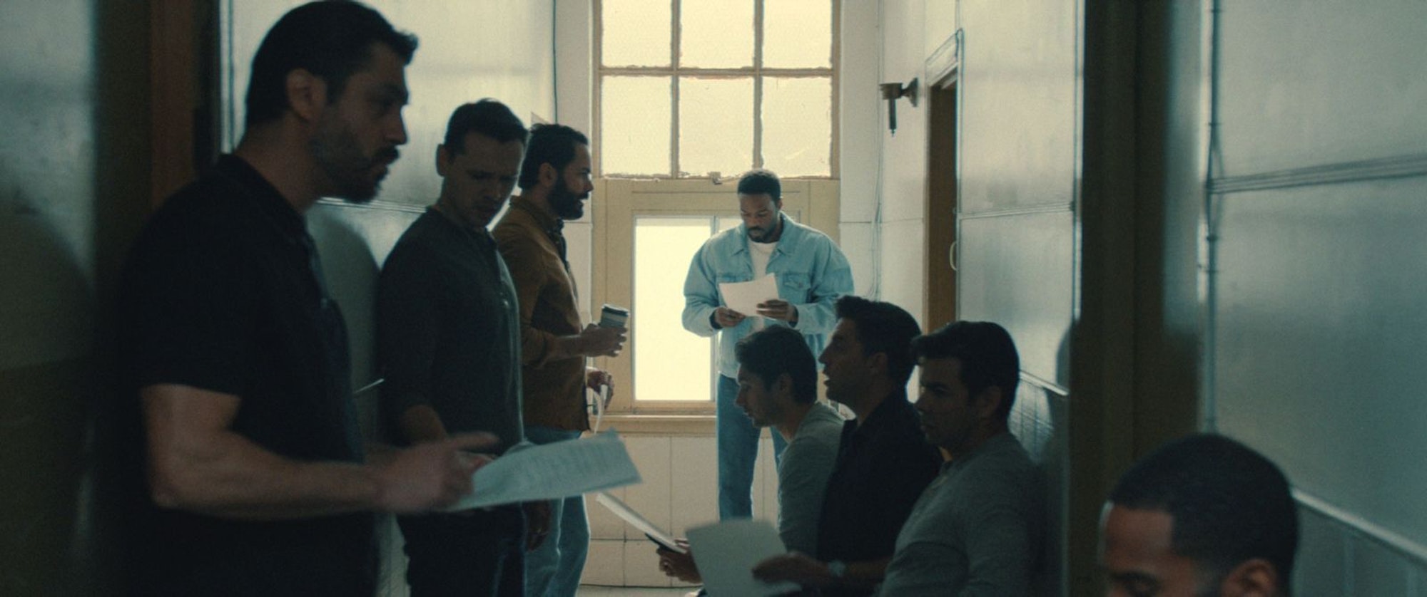 Das Casting in Hollywood ist eine ewige Tortur, aber da muss Simon Williams (Yahya Abdul-Mateen II, ganz hinten) jetzt durch. (Bild: MARVEL/Disney+)