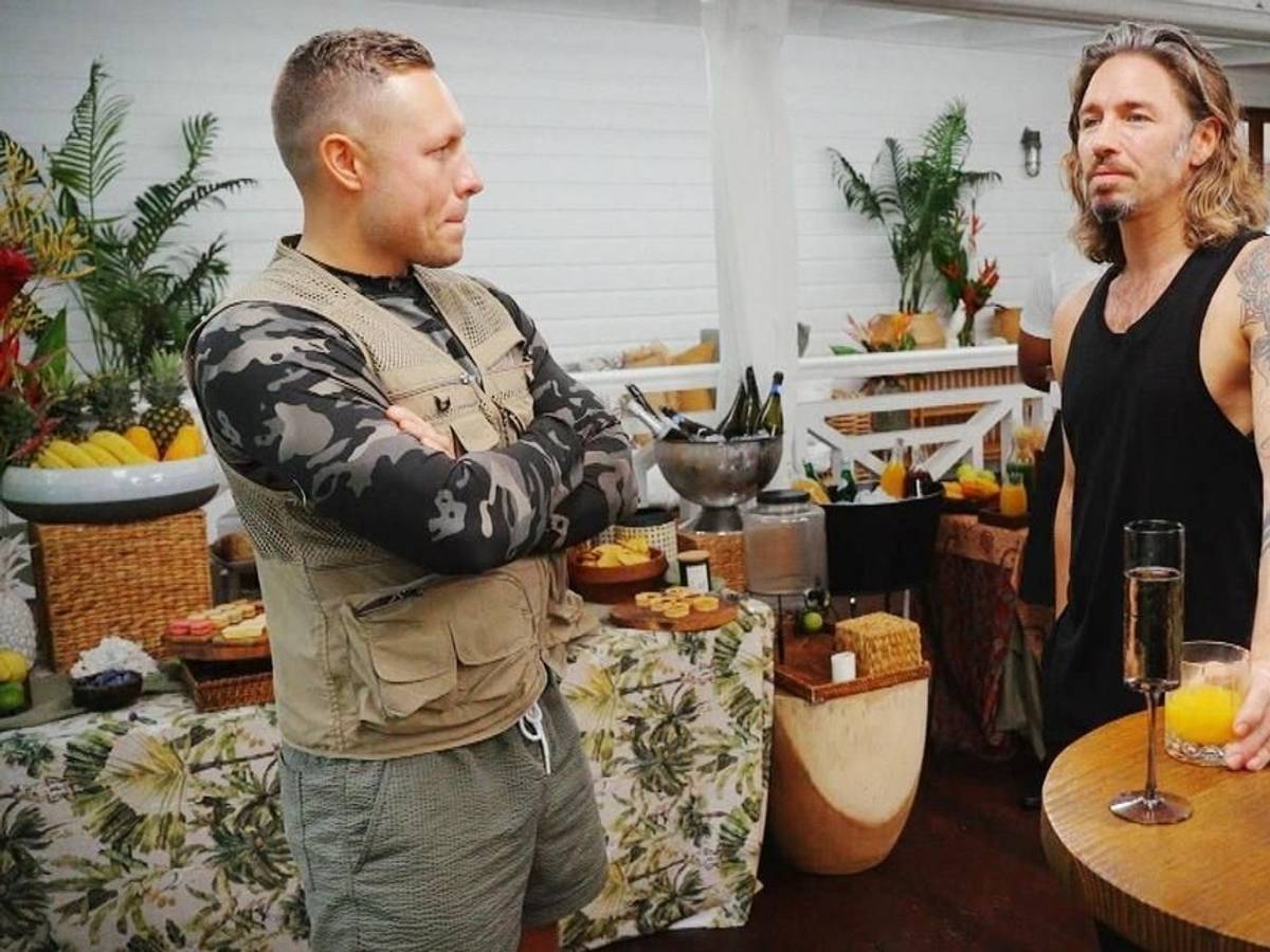 Patrick Romer (l) und Gil Ofarim unterhalten sich bei der RTL-Realityshow „Ich bin ein Star - Holt mich hier raus!“.