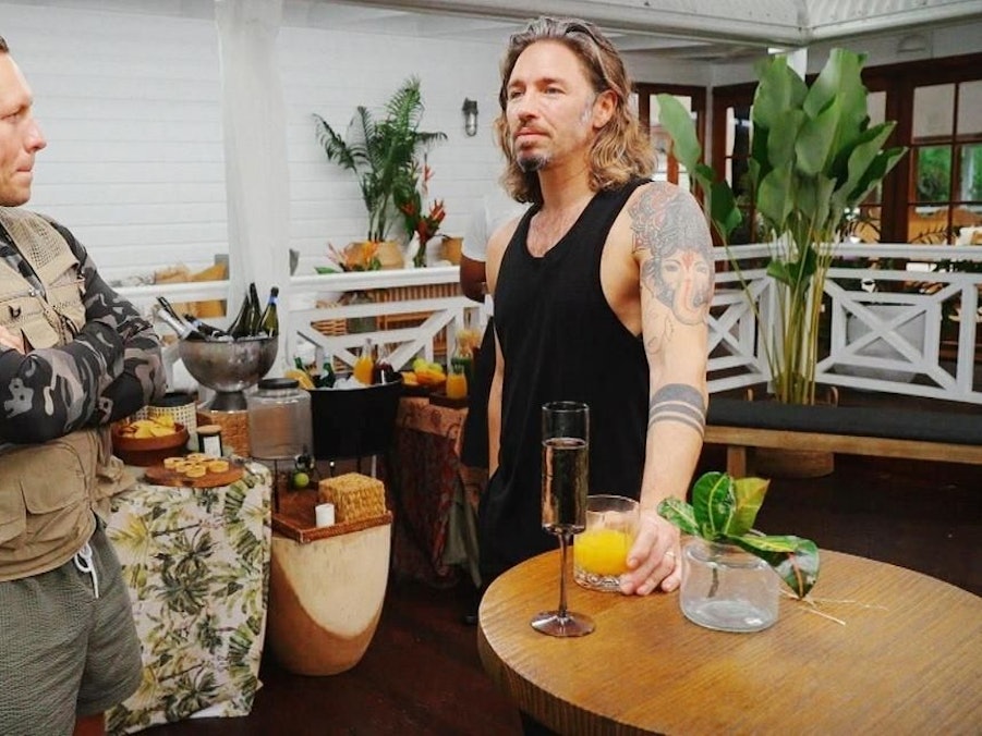 Patrick Romer (l) und Gil Ofarim unterhalten sich bei der RTL-Realityshow „Ich bin ein Star - Holt mich hier raus!“.