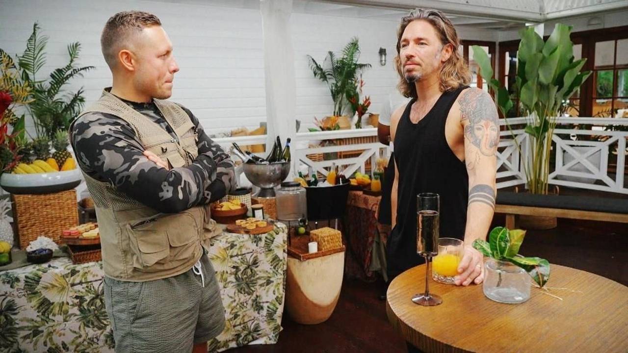 Patrick Romer (l) und Gil Ofarim unterhalten sich bei der RTL-Realityshow „Ich bin ein Star - Holt mich hier raus!“.