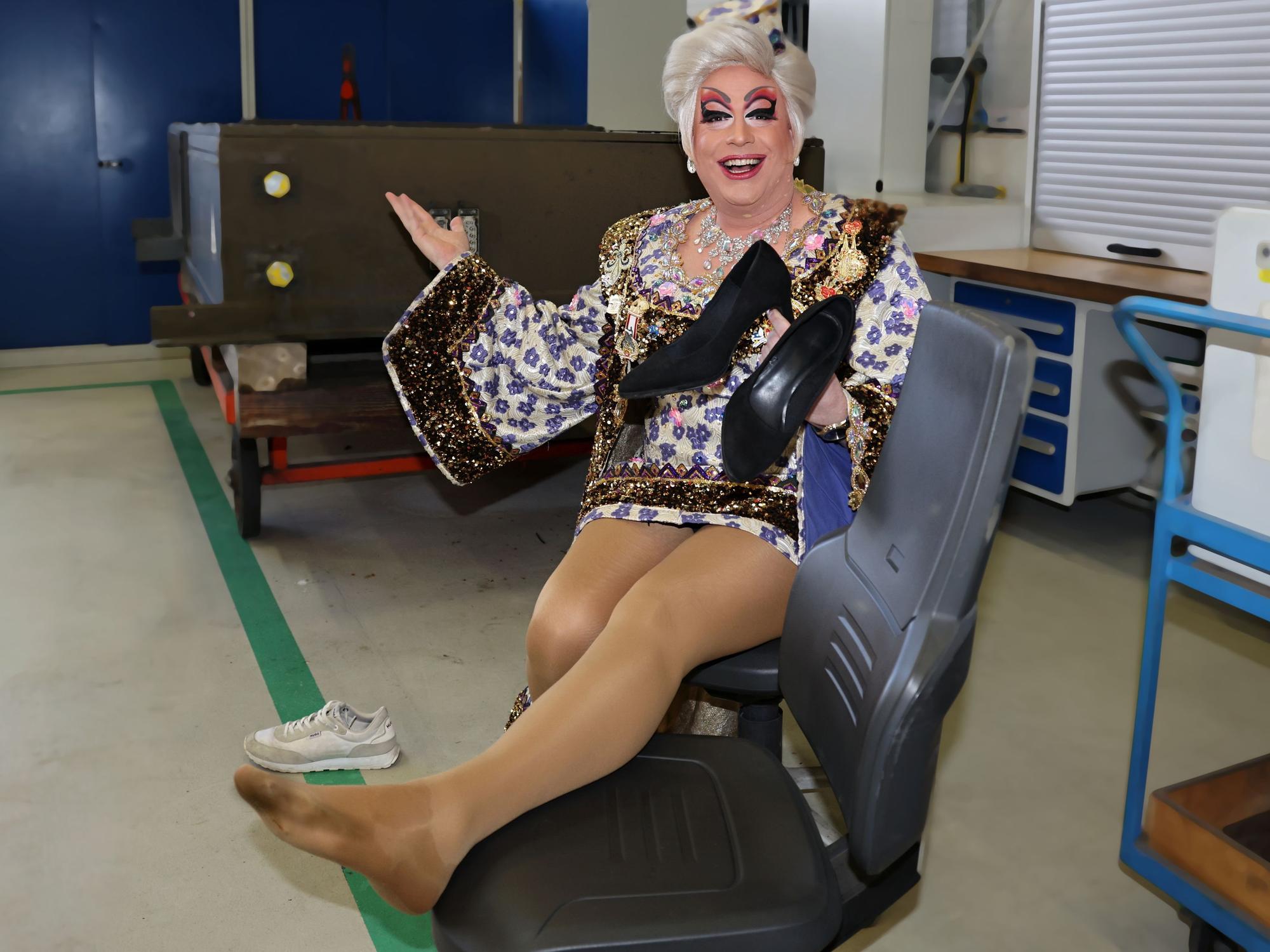 Ken Reise alias Julie Voyage zeigt den verletzten Fuß.