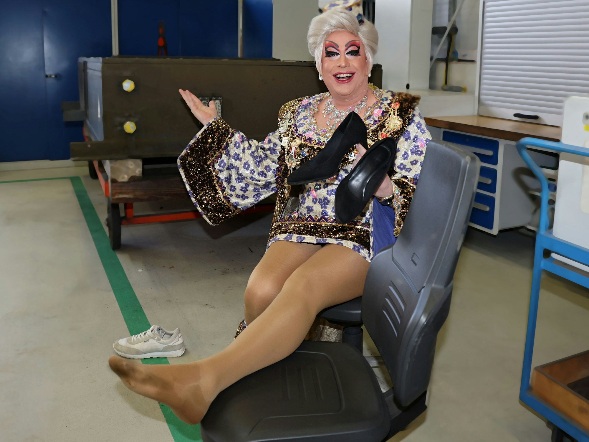 Ken Reise alias Julie Voyage zeigt den verletzten Fuß.