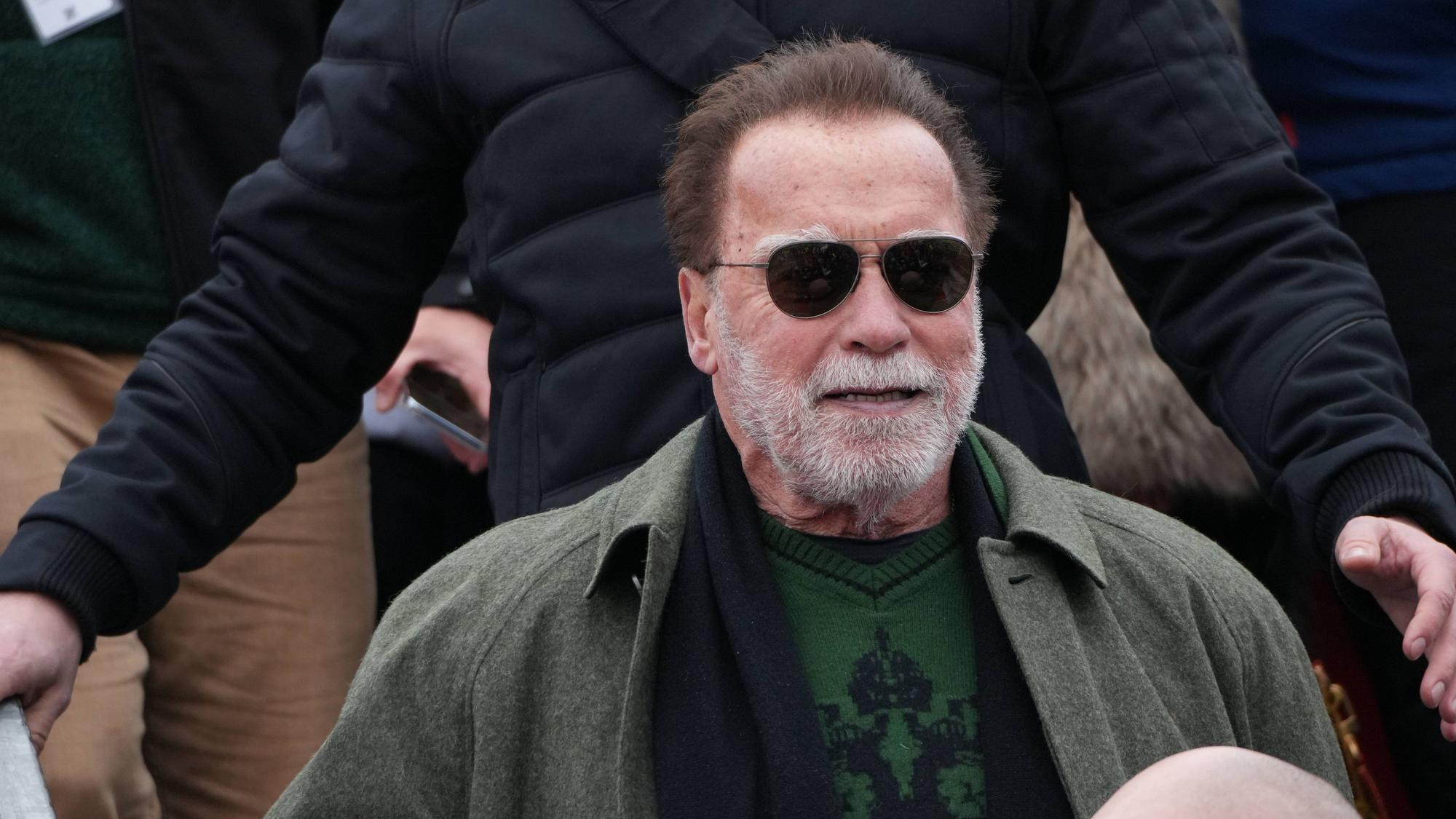 Arnold Schwarzenegger am Rande des Skiweltcups beim Hahnenkammrennen in Kitzbühel.